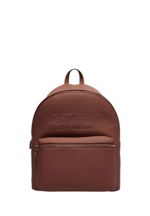 Zaino in pelle marrone con tasca frontale con zip, maniglia superiore e testo in rilievo "LOVE MOSCHINO Made with love" sul comparto principale.