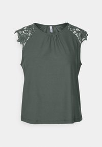 Mörkgrön ärmlös topp med en samlad halsringning och delikata spetsdetaljer på axlarna. Slät tyg, avslappnad passform.