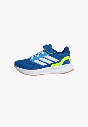Zapatilla deportiva azul con parte superior de malla, diseño de tres franjas blancas y acentos verdes. Cuenta con una correa de gancho y bucle y suela de goma.