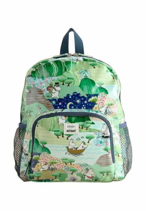 Gyerek zöld hátizsák Moomin karakterekkel különböző szabadtéri jelenetekben, oldalsó hálós zsebekkel és elülső cipzáras zsebbel, márkacímkével.