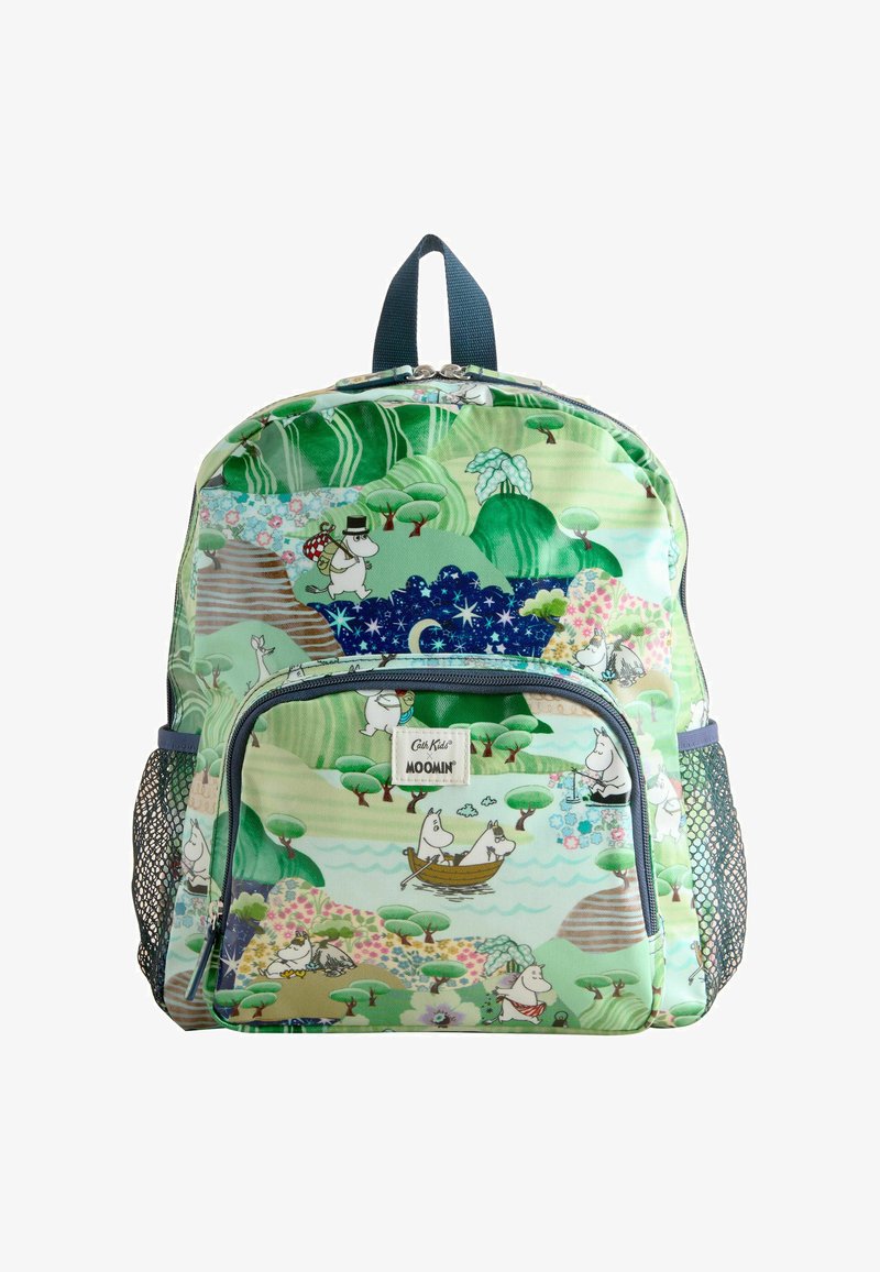 Otroška zelena nahrbtnik z Moominovimi liki v različnih zunanjih prizorih, stranskimi mrežastimi žepi in sprednjim žepom z zadrgo ter blagovno oznako.