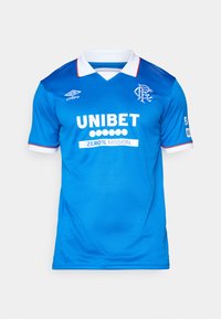 Blaue Fußballtrikots mit weißem Kragen und roten Akzenten. Mit dem Sponsor-Logo "UNIBET" in Weiß, sowie dem Vereinswappen auf der linken Brust.