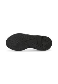 Semelle extérieure en caoutchouc noir d'une chaussure présentant des motifs texturés et le logo Puma près de la zone du talon.