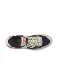 Sneaker navy e grigio realizzato con materiali in mesh, suede e gomma. Presenta lacci bianchi, dettagli arancioni e un'etichetta con il logo all'interno della scarpa.