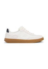 Sneaker bianco con suola in gomma naturale, tessuto testurizzato e accentuazione blu navy sul tallone. Presenta un sistema di lacci nella parte anteriore e dettagli con logo di lato.