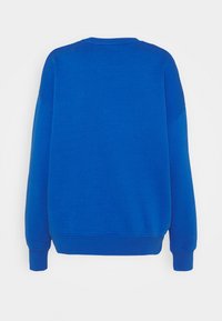 Blå sweatshirt med rund halsringning, sänkta axlar och ribbade ärmslut. Tillverkad av mjukt tyg, har en enfärgad design och minimala sömnadsdetaljer.