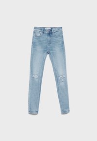 Jean skinny bleu clair avec déchirures et usures aux deux genoux, poches avant et passants de ceinture sur fond uni.