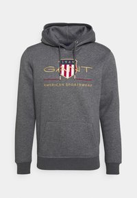 Felpa grigia realizzata in tessuto morbido, con tasca frontale, cappuccio con cordino e logo ricamato con accenti rossi, dorati e bianchi.