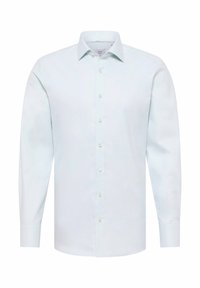 Camicia azzurro chiaro a maniche lunghe, con bottoni sul davanti, realizzata in tessuto morbido, dotata di colletto classico e polsini con bottoni. Design semplice e versatile.