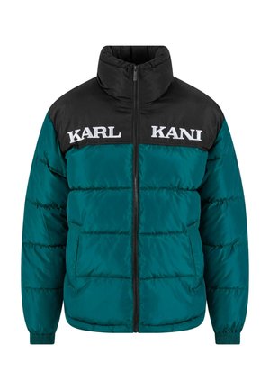 Puffer-takki, jossa musta yläosa ja turkoosi alaosa. Edessä suuri "KARL KANI" -teksti, vetoketjukiinnitys ja joustavat hihansuut.