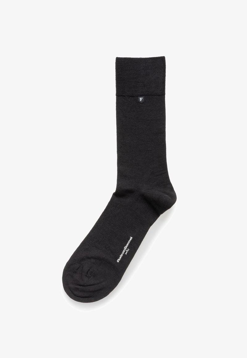 Calcetín negro hecho de un material suave y liso. Cuenta con un puño acanalado, un detalle sutil con logo y texto impreso en el lateral.