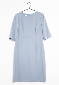 Robe bleu clair en tissu lisse, dotée de manches courtes, d'un décolleté rond et de détails en panneaux à l'avant et à l'arrière.