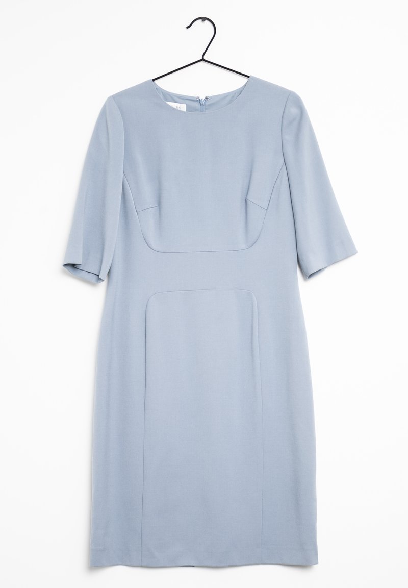 Robe bleu clair en tissu lisse, dotée de manches courtes, d'un décolleté rond et de détails en panneaux à l'avant et à l'arrière.