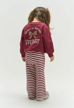 The New Siblings, Pusa - burgundy tn