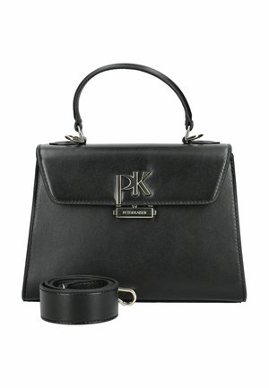 Schwarze Ledertasche mit kurzem Griff, silbernem PK-Logoverschluss und abnehmbarem Schulterriemen, auf weißem Hintergrund platziert.