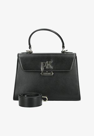 Černá kožená kabelka s horním uchycením, stříbrnou sponou s logem PK a odnímatelným ramenním popruhem, umístěná před bílým pozadím.