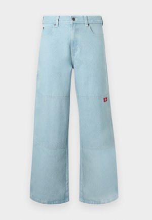 Hellblaue Jeans mit weitem Bein aus Denimstoff und kontrastierenden Patches. Verfügt über eine vordere Knopfleiste und einen kleinen Logo-Patch an der Seitentasche.