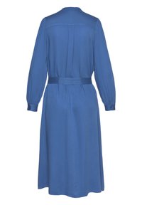 Abito blu con maniche lunghe, vita evidenziata da una cintura e texture liscia. Presenta un design semplice sul retro con un dettaglio di piega sottile.
