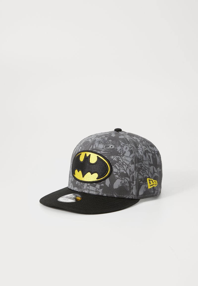 Cappello grigio con visiera nera, caratterizzato da un prominente logo di Batman giallo e nero, decorato con un motivo a tema Batman sul tessuto.