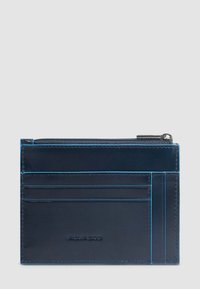 Portafoglio in pelle blu navy con scomparto con zip, numerosi slot per carte, texture liscia e branding discreto. Cuciture blu a contrasto.