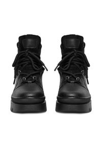 Botine negre din piele și suede, cu tălpi groase, ochiuri metalice și șireturi rotunde legate în fundițe, văzute din față.