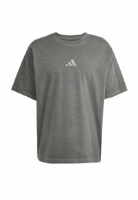 Pilkas didelio dydžio marškinėliai iš medvilnės, su trumpomis rankovėmis ir apvalia iškirpte. Ant krūtinės yra mažas baltas Adidas logotipas.