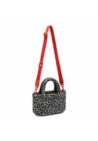 Handtasche mit Leopardenmuster, zwei Griffen, einer strukturierten Form und einem abnehmbaren roten Riemen. Hergestellt aus weichem Stoff mit gestepptem Muster.