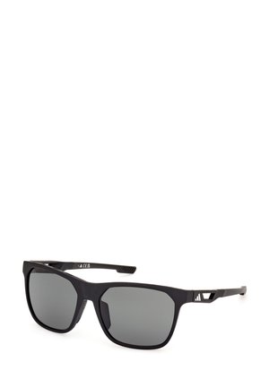 Schwarze rechteckige Sonnenbrille mit grauen Gläsern, mattem Finish und gemusterten Bügeln, die auf jeder Seite eine Aussparung aufweisen.