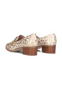 Leren ballerina's met luipaardmotiv in een ronde neus en een lage gestapelde hak. Heeft een contrasterend beige paneel aan de voorkant.