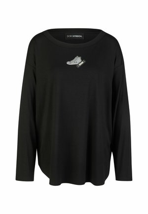 Schwarzes Langarmshirt mit kleinem grauem Sneaker-Grafik und einem rechteckigen Etikett unterhalb des Halsausschnitts.