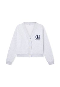 Cardigan corto grigio chiaro in tessuto morbido, con scollo a V, maniche lunghe e chiusura con cinque bottoni. Include dettaglio logo ricamato in blu navy.