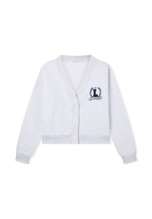 Cardigan corto grigio chiaro in tessuto morbido, con scollo a V, maniche lunghe e chiusura con cinque bottoni. Include dettaglio logo ricamato in blu navy.