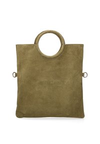 Borsa tote in camoscio verde oliva con manico a forma di cerchio, dotata di due anelli laterali per il fissaggio della tracolla regolabile. Texture liscia, design minimal.