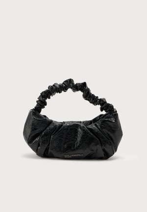 Sort tekstureret læderhåndtaske med samlet elastikhåndtag og diskret "Karl Lagerfeld Jeans" logo foran nederst i midten.