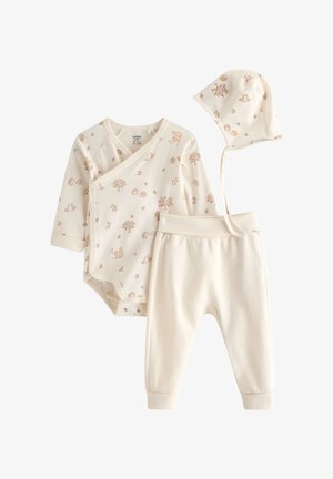 Baby sæt i cremefarve med langærmet body, bukser og bonnet, med små brune dyre- og træprint på bodystock og bonnet.