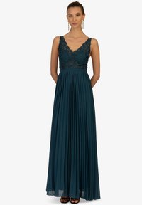 Türkise Abendkleid mit floralem Spitzenoberteil, V-Ausschnitt und plissiertem Rock. Abgeschlossen mit einer glatten Textur und knöchellanger Gestaltung.