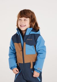 Waterdichte kinderjas in een combinatie van blauw en bruin, met een ritssluiting aan de voorkant, een verstelbare capuchon en twee handzakken.