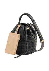 Zwarte geweven leren emmerzak met een afneembare beige ritszak en gouden hardware accenten. Verstelbare strap inbegrepen.