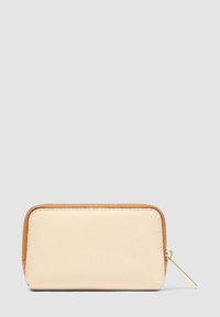 Portafoglio rettangolare beige con cerniera, rifinito in marrone e cursore dorato, su sfondo grigio chiaro uniforme.