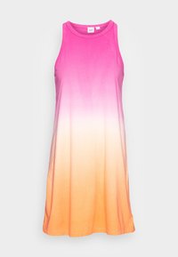 Abito casual senza maniche con scollo a girocollo, caratterizzato da una sfumatura di colore ombre che va dal rosa al bianco fino all'arancione, con il marchio GAP all'interno del colletto.