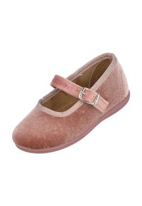 Bailarina rosa de terciopelo con puntas redondeadas, pequeña correa con hebilla y superficie texturada. Ajuste seguro con una suela de goma flexible.