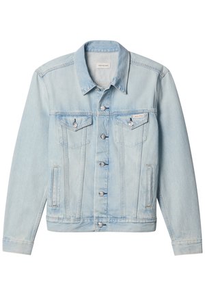 Veste en denim bleu clair avec fermeture à boutons, deux poches poitrine à rabat avec boutons, poches latérales et étiquette Calvin Klein sur la poche poitrine gauche.