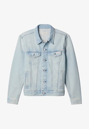 Hellblaue Jeansjacke mit durchgehender Knopfleiste, zwei Brustklappentaschen mit Knöpfen, Seitentaschen und Calvin Klein Label auf der linken Brusttasche.