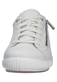 Zapatilla de cuero blanca con punta redonda, que cuenta con cordones y un zip lateral. Suela de goma texturizada con un patrón estriado para mayor agarre.