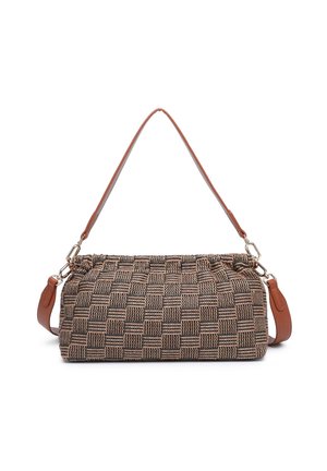 Borsa rettangolare con motivo a scacchiera intrecciata marrone e nera e due tracolle in pelle marrone staccabili su sfondo bianco.