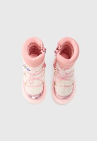 Botas de invierno rosas con una parte superior de suave y texturizada piel de oveja blanca, acentos rosas brillantes y cordones ajustables; diseñadas para ofrecer comodidad y calidez.