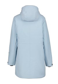 Lichtblauwe winterjas met capuchon, lange mouwen en een naad over de rug, gezien van achteren op een witte achtergrond.