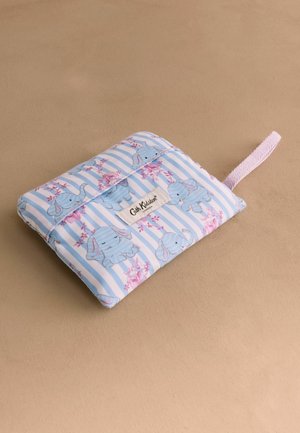 Zložené prešívané puzdro s modrými slonmi a ružovými kvetmi na svetlomodrých a bielych pruhoch, s ružovou látkovou slučkou a štítkom Cath Kidston.