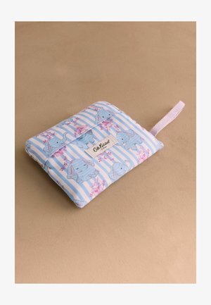 Zložené prešívané puzdro s modrými slonmi a ružovými kvetmi na svetlomodrých a bielych pruhoch, s ružovou látkovou slučkou a štítkom Cath Kidston.