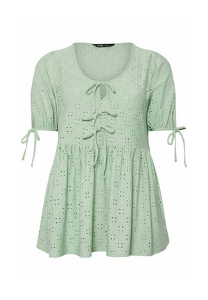 Lysegrøn bluse i øjelynlærred med korte puffærmer, tre bindelukninger foran og talje med rynk for en løs pasform.